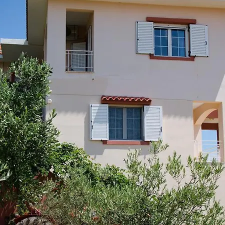 Lakis Apartment *