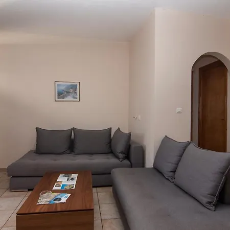 Lakis Apartment *