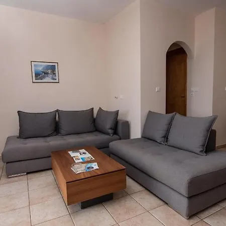 Apartment Lakis *